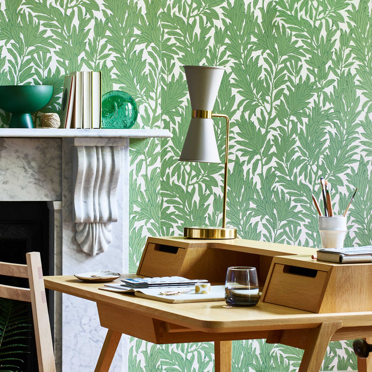 V&A Laurel Leaf - Verde Green Wallpaper